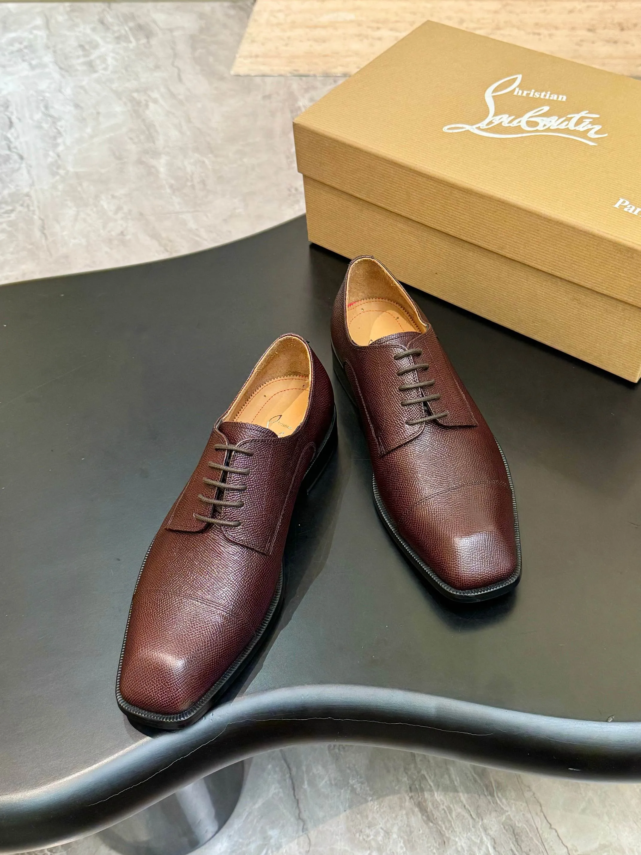 [CL red sole shoes] Top P: 1020💰 Size 39-44 (⚠️38.45.46.47 custom-made, non-returnable and non-exchangeable) 🆑High-end men's business formal leather shoes, original authentic top quality goods ••✅💯 Top original order purchasing agent! Original imported patterned cowhide ➕Imported cowhide lining ➕Cowhide feet ➕Original leather outsole~🉑️Feel free to compare the authentic ones!
